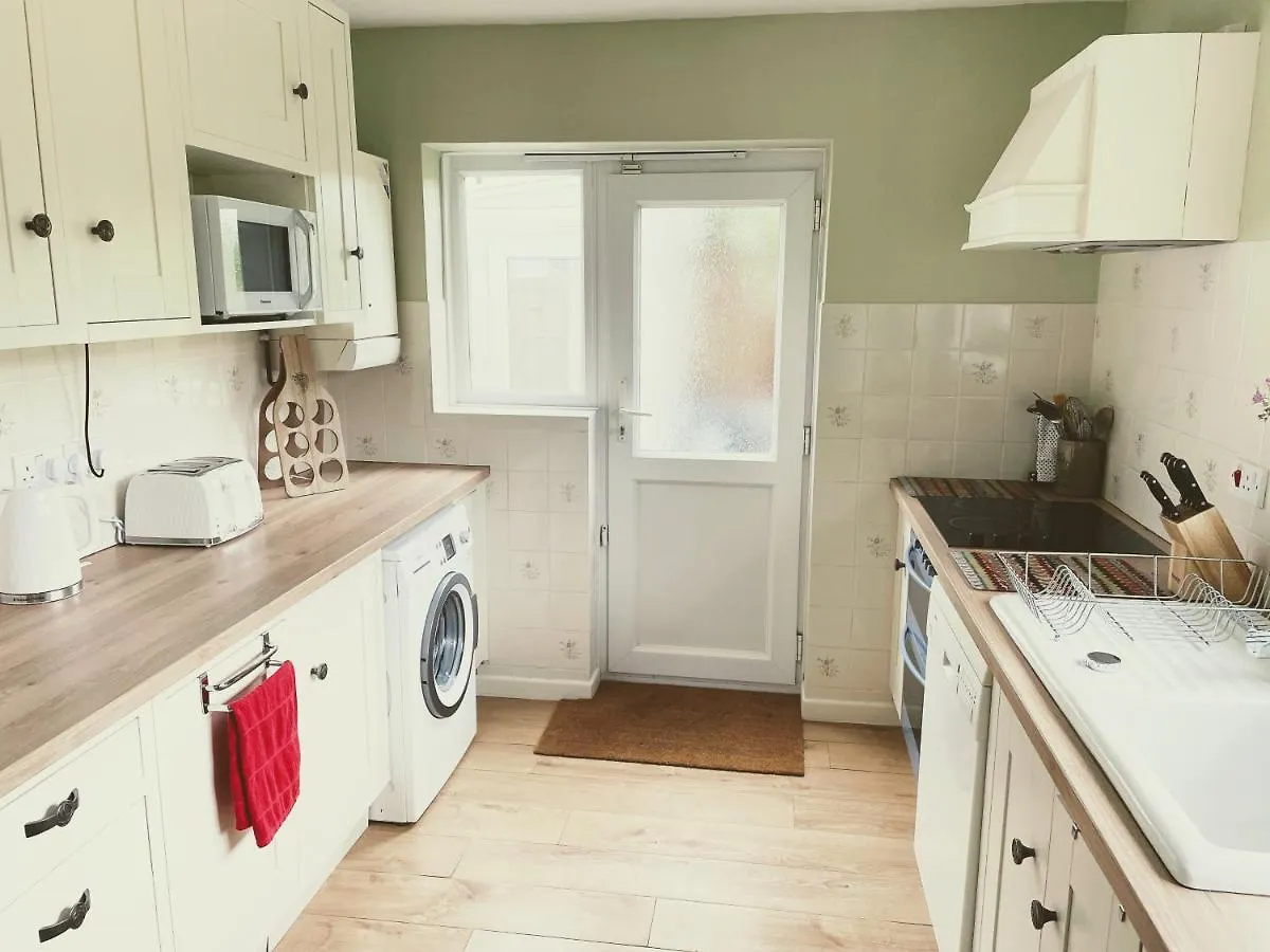 Lovely Bournemouth Cottage With Beautiful Large Garden, 5 Min To The Beach By Car
