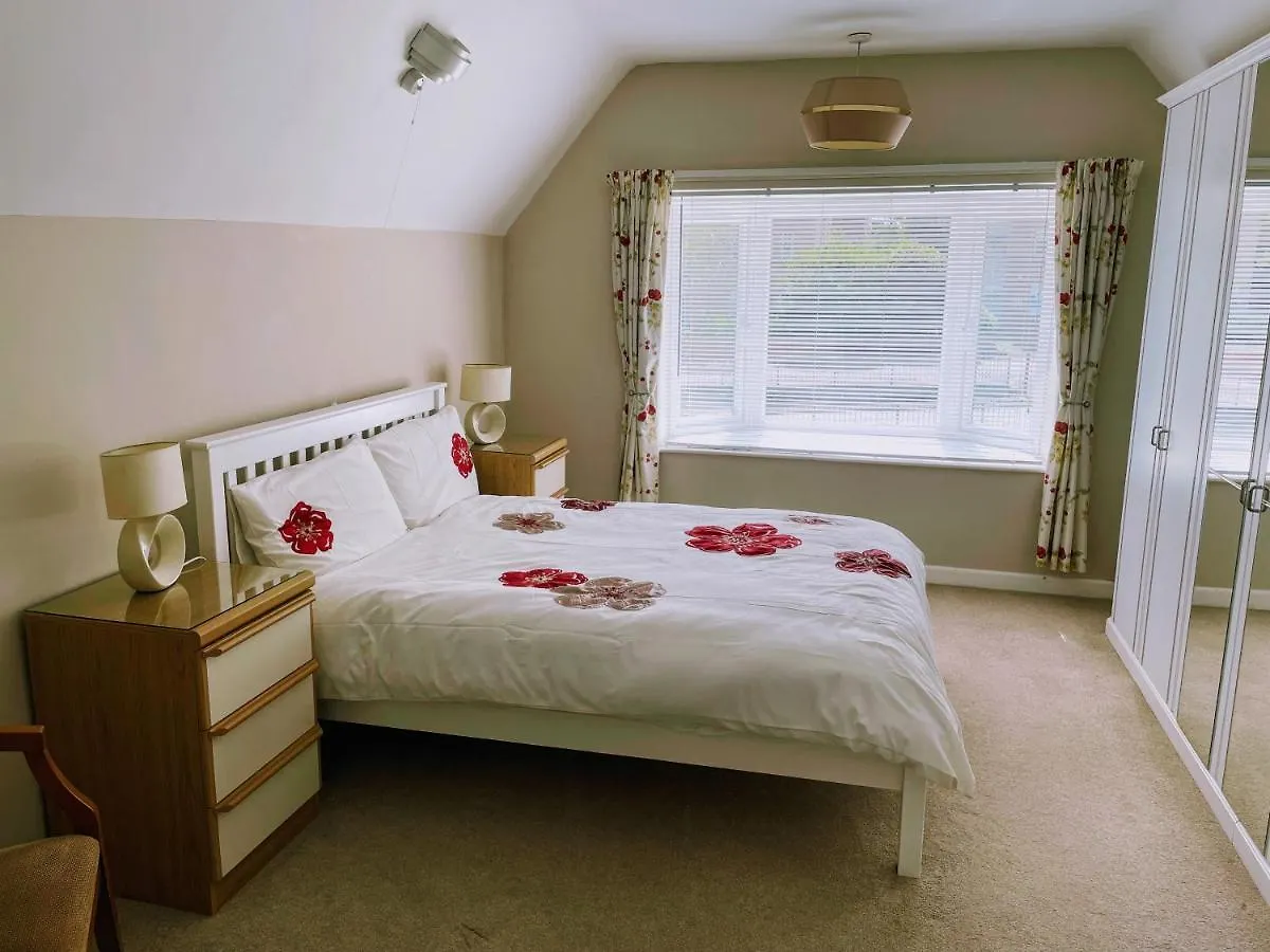 Lovely Bournemouth Cottage With Beautiful Large Garden, 5 Min To The Beach By Car